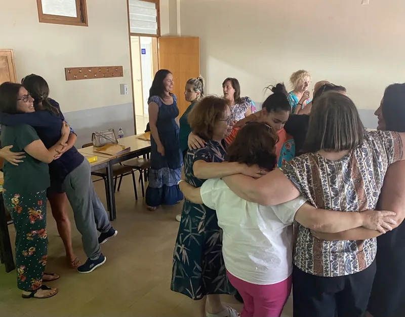 Participantes a abraçarem-se no fim de uma sessão, em Esposende