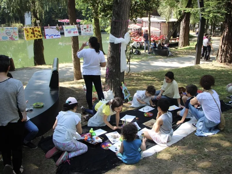Famílias na relva no Festival da Família