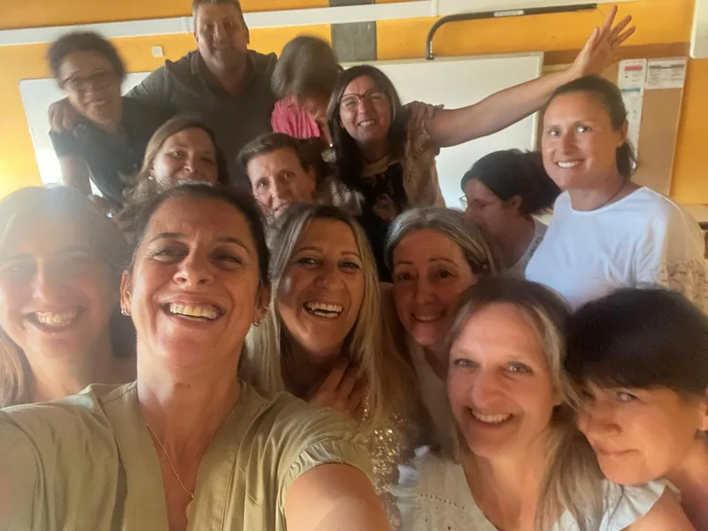 Um grupo de participantes a rir para a câmara no fim de uma sessão